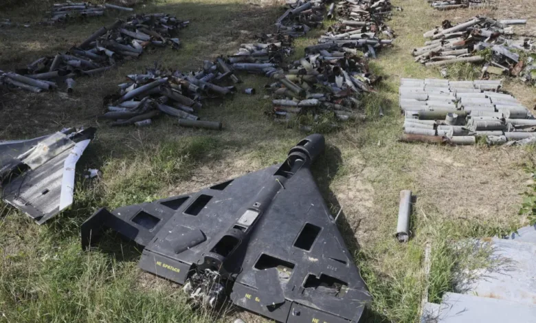 Wrecked drone and missile debris on grass. Text: "НЕ БОЯТЬСЯ